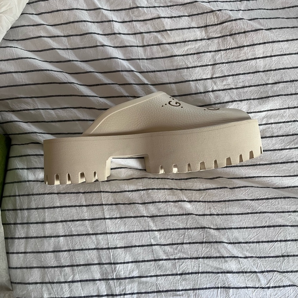 Gucci Cream Logo Clogs - Picture 5 of 7
